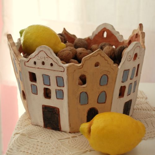 Ręcznie lepiona, udekorowana pigmentami i nastepnie wypalona. Izabella Dziewiałtowicz izunita@hotmail.com