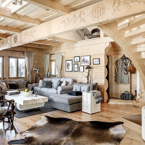 Ręcznie rzeźbiony sosrąb ma imponującą długość 8,5 metra. Piękne wzory to rozety, pasy i liście.