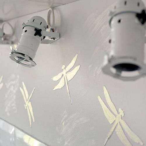 Reflektory nad blat do kuchni architektka znalazła w specjalistycznym sklepie z oświetleniem dyskotekowym.