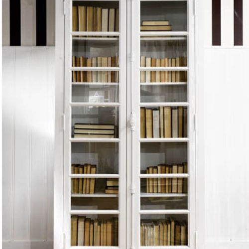 Regał Newport firmy Riviera Maison zrobiony jest z olchy. FORMADECOR/MOOI