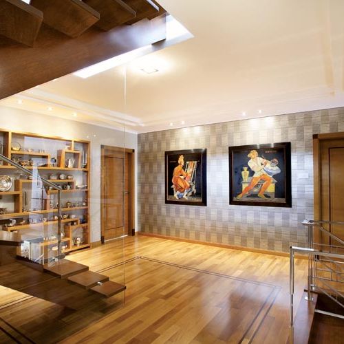 Regał w holu zaprojektowano, oczywiście, na wzór mebli z lat trzydziestych ubiegłego wieku.