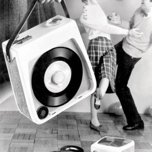 Reklama Swing Along – nowoczesnego, przenośnego radia i odtwarzacza płyt firmy Channel Master, lata 60. XX w., fot. FORUM