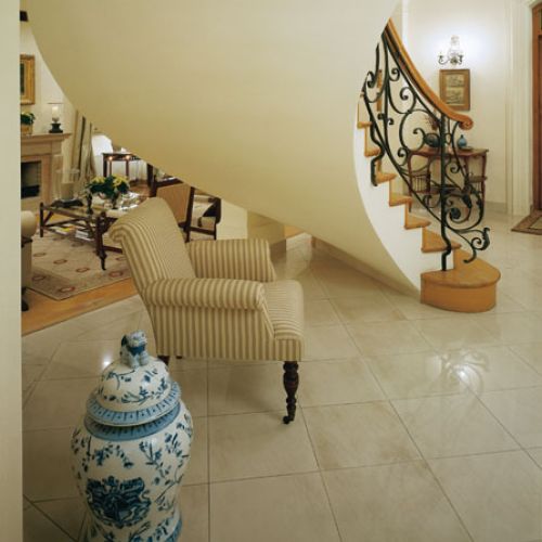 Repliki antycznych chińskich waz i meble nie zapełniają przechodzących jedno w drugie pomieszczeń, a tylko