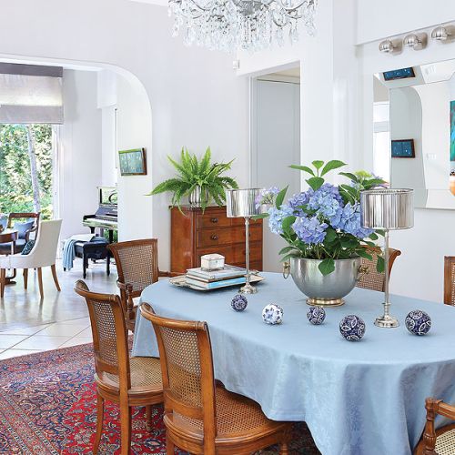 Rezydencja przypomina angielską posiadłość, choć mieści się w podwarszawskim Konstancinie. Elegancki i stylowo urządzony dom