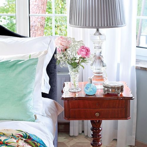 Rezydencja przypomina angielską posiadłość, choć mieści się w podwarszawskim Konstancinie. Elegancki i stylowo urządzony dom