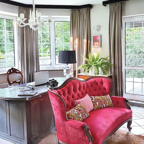 Rezydencja przypomina angielską posiadłość, choć mieści się w podwarszawskim Konstancinie. Elegancki i stylowo urządzony dom