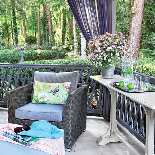 Rezydencja przypomina angielską posiadłość, choć mieści się w podwarszawskim Konstancinie. Elegancki i stylowo urządzony dom