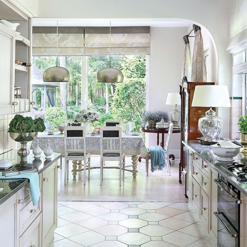 Rezydencja przypomina angielską posiadłość, choć mieści się w podwarszawskim Konstancinie. Elegancki i stylowo urządzony dom