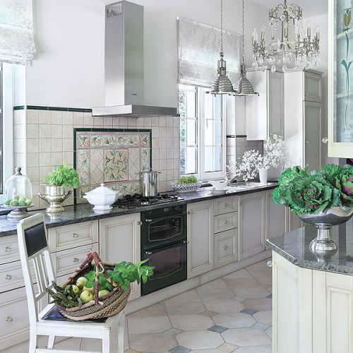 Rezydencja przypomina angielską posiadłość, choć mieści się w podwarszawskim Konstancinie. Elegancki i stylowo urządzony dom