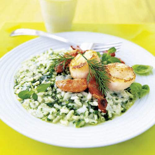 Risotto ziołowe z małżami św. Jakuba i wędzonym boczkiem