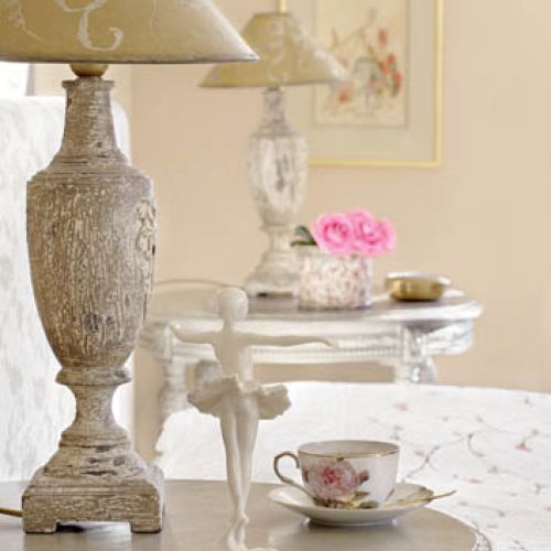 Rodzina regularnie wędruje po targach staroci, dlatego w domu jest pełno bibelotów.