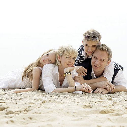 Rodzina w komplecie na wakacjach nad morzem.