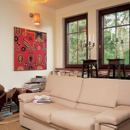 Rodzinne miejsce do wypoczynku - książki, koń na biegunach, na ścianie obraz Olgi Wolniak.