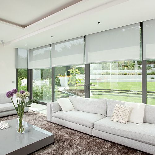 Rolety zewnętrzne i wewnętrzne z napędami oraz sterowaniem marki Somfy.