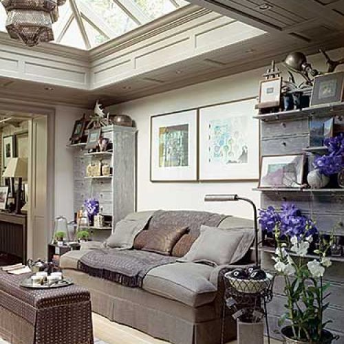 Rośliny pod przejrzystym dachem czują się świetnie. Binny sadzi je w szklanych wazach, glinianych naczyniach,