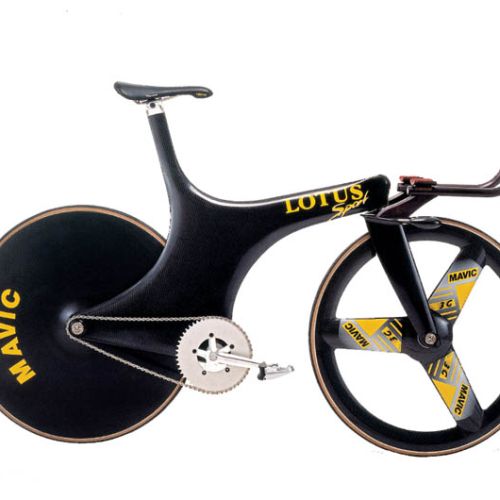 Rower sportowy, o opływowych kształtach, Chris Boardman zdobył na nim złoty medal w wyścigu na 4 km podczas Olimpiady