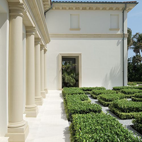 Równo przycięte krzewy laurowe. Klasyczna rezydencja we włoskim stylu