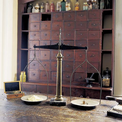 Równoramienna waga aptekarska. Wagi kiedyś i dziś