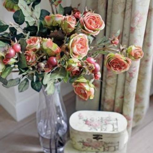 Róże świetnie komponują się ze stylem w którym zostało urządzone mieszkanie.