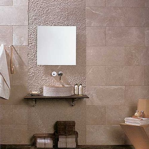 Różne faktury kamienia, a jednak pełna harmonia. Umywalka Navona Abujardama Crema (cena około 6000 zł), ściana pod lustrem z