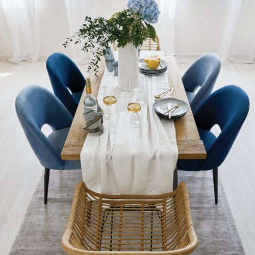 różne krzesła przy stole