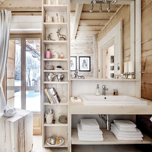 Rustykalno-skandynawska, ale nadal góralska łazienka. Meble z drewna świerkowego. Drewniana zabudowa pasuje do