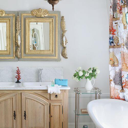 Rustykalność połączona z kryształami i złoceniami.