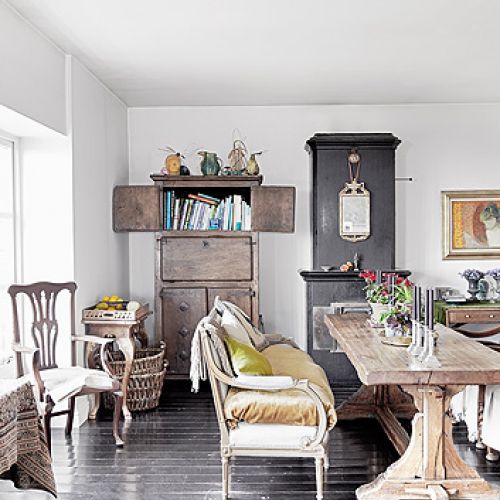 Rustykalny stół został po dawnych właścicielach. Inspirowane barokiem krzesła są z rodzinnego domu Kristine w Danii.