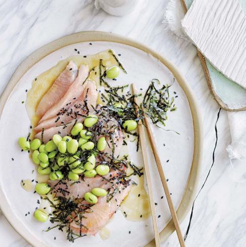 Sashimi z sezamowo-cytrusowym dressingiem i edamame