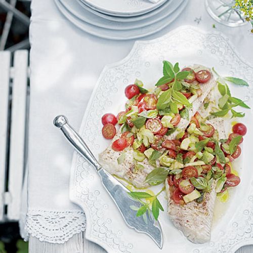 Ryba z salsą z pomidorów i awokado. Letnie przyjęcie