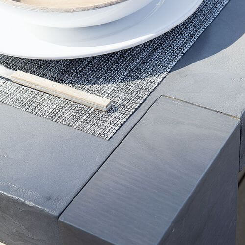 Rządzi tu prosty kolorystyczny klucz: kolor morza i piasku plus biel. Bez krzykliwych dodatków i wzorów. Jedyny deseń to