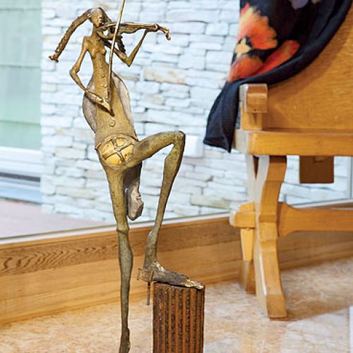 Rzeźba Dariusza Zielińskiego. Nowoczesny dom w uzdrowisku