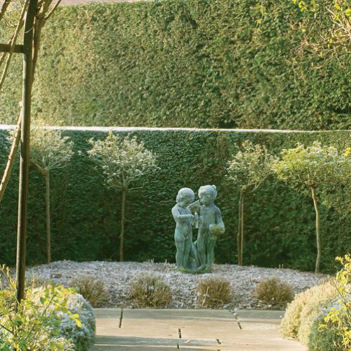 Rzeźba w ogrodzie. Ogród w zimowym śnie