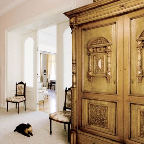 Rzeźbiona szafa. Kamienica z duchem