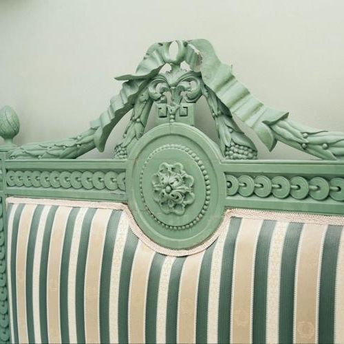 Rzeźbione oparcie fotela. Wnętrza urządzone z tradycją