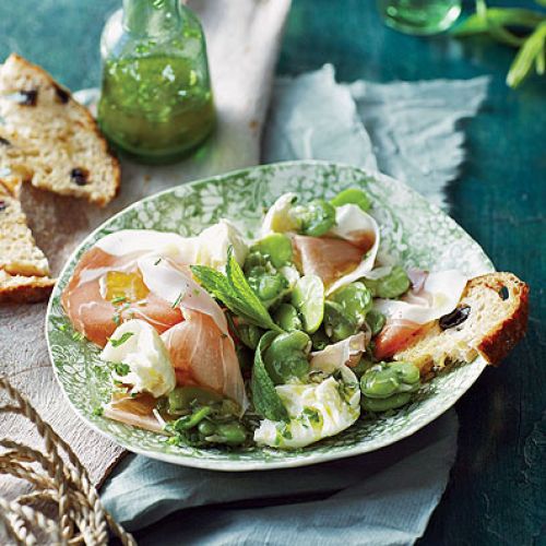 Sałata z prosciutto, bobem i mozzarellą