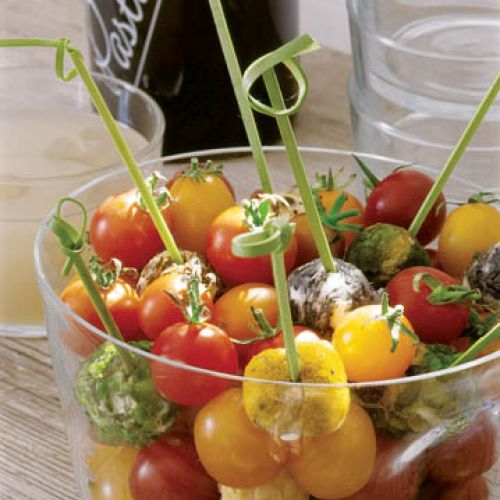 Salaterka pełna kolorowych pomidorków.