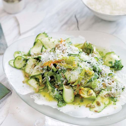 Sałatka z cukinii z pestkami i parmezanem