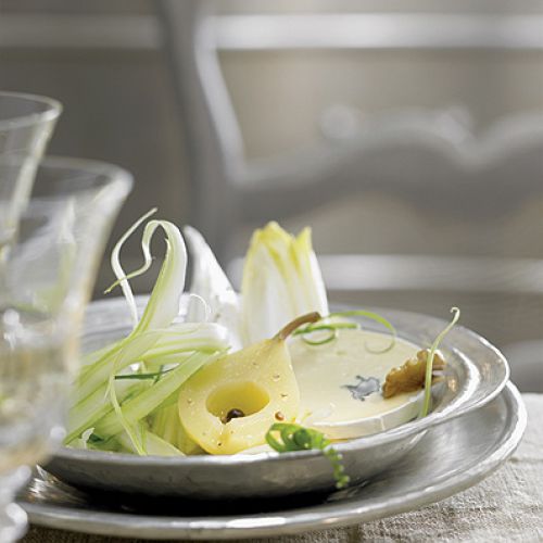 Sałatka z gruszki i cykorii. Przepisy na karnawałową imprezę