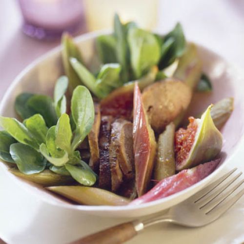 Sałatka z kaczymi wątróbkami, figami i rabarbarem.