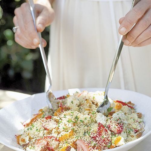 Sałatka z kuskusem, serem feta, owocami i orzechami pekan.