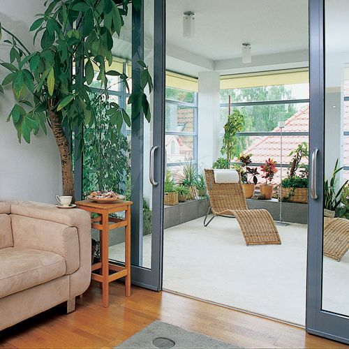 Salon i oranżerie dzielą szklane drzwi.