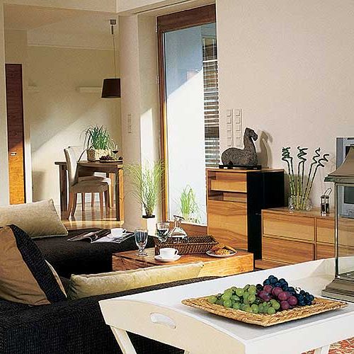 Salon jest otwarty na jadalnie. Apartament pilota