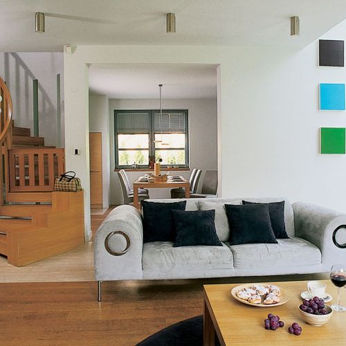 Salon jest otwarty na jadalnie. Dom otwarty na las