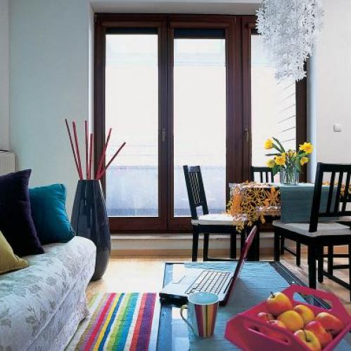 Salon jest połączony z jadalnią. Zabawy z kolorami