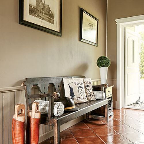 Salon klubowy miłośników gry w polo.