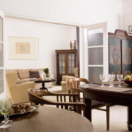 Salon łączy się z jadalnią. Przedwojenna willa z pamiątkami