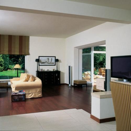 Salon łączy się z jadalnią. Ze szlachetnym umiarem