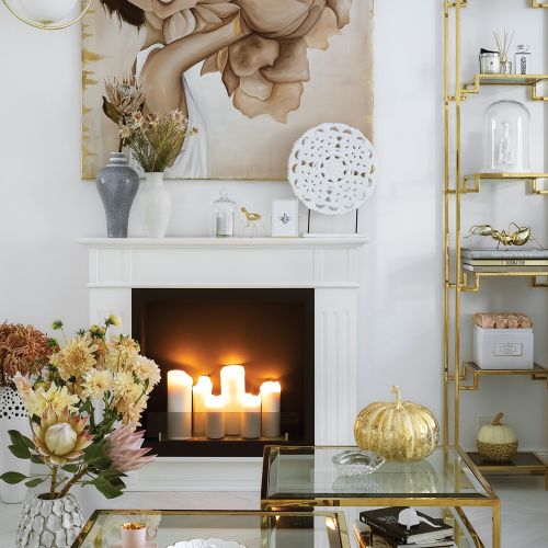 biały salon ze złotymi dodatkami w stylu glamour