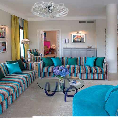 Salon urządzono w błękitach, granatach i odcieniach turkusu.